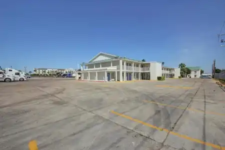 Studio 6 Laredo, TX - North I-35 - 16