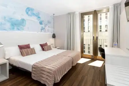 Opera Ramblas Hostal - 2
