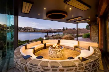 DoubleTree by Hilton Queenstown - 18
