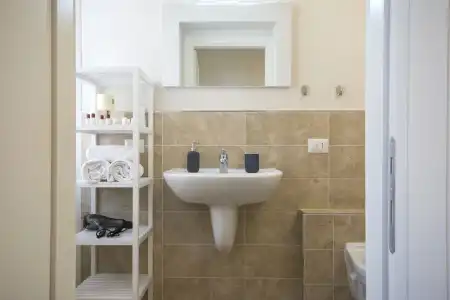 Regis Condo - 157