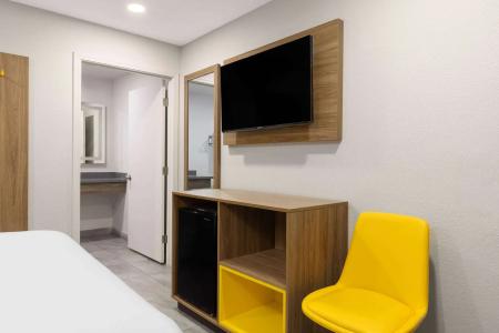 Days Inn by Wyndham Bakersfield - 5