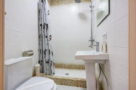 White & Hostel - 8