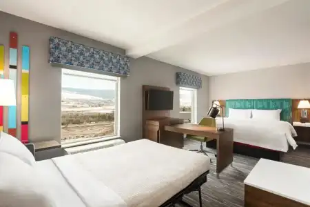 Hampton Inn & Suites Kelowna, British Columbia, Canada - 3