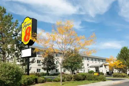 Super 8 Redmond - 11