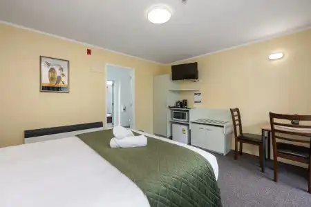 Fenton Court Motel - 71