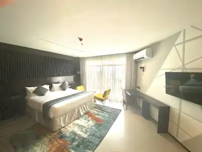 Giraffe Ocean View - 12