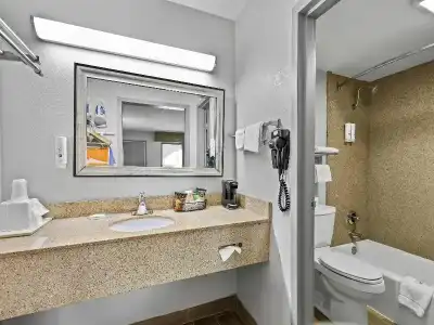 Quality Inn Bowling Green South - 38