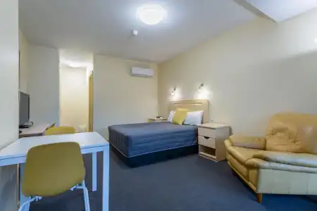 Mayfair Plaza Motel - 82