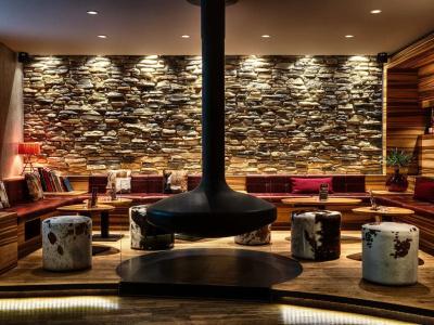 Grauer Bar - 19