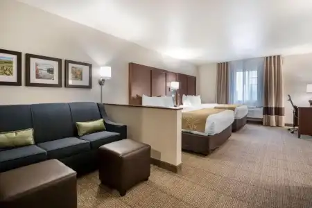 Comfort Suites at Par 4 Resort - 69