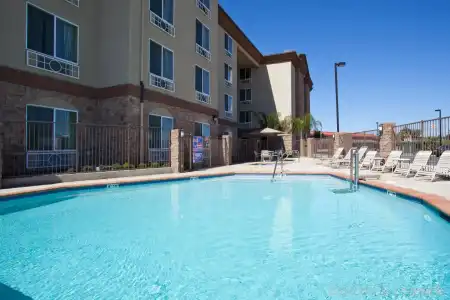 Holiday Inn Express & Suites Fresno South by IHG - 9