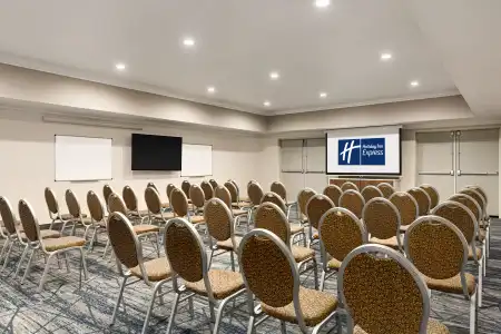 Holiday Inn Express and Suites Bakersfield Central by IHG - 39