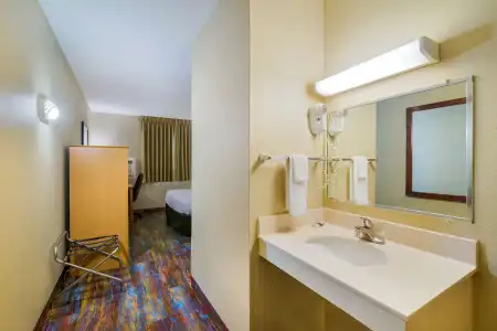 Americas Best Value Inn Fargo - 35