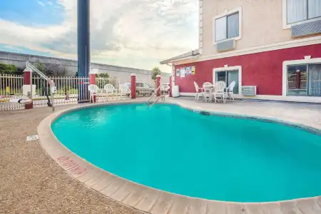 Super 8 by Wyndham San Antonio/I-35 North - 9