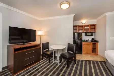 Best Western Plus Milwaukee West - 3