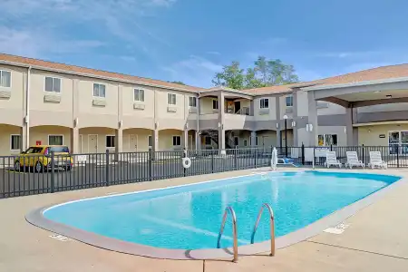 Days Inn & Suites by Wyndham Niagara Falls/Buffalo - 11