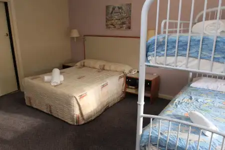 Sleepwell Motel - 3