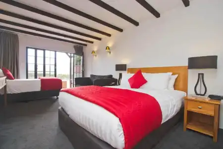 Knights Inn - 104