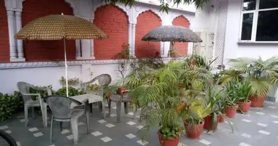 Chit Chat Palace - 9