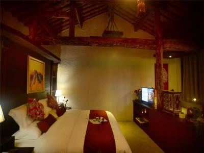 Lijiang E-Outfitting Boutique - 1