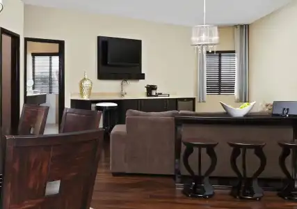 Four Points by Sheraton & Suites Calgary West - 2