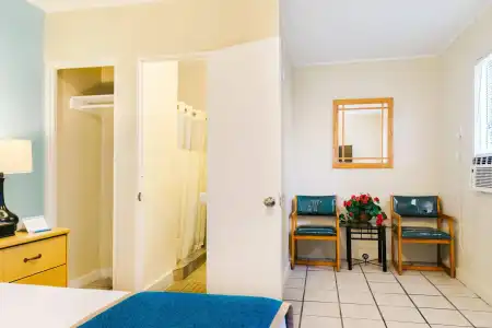 Seashell Motel and International Hostel - 4