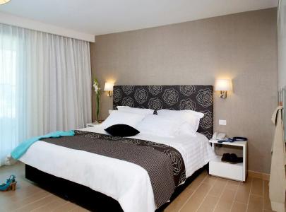 West All Suites - 25