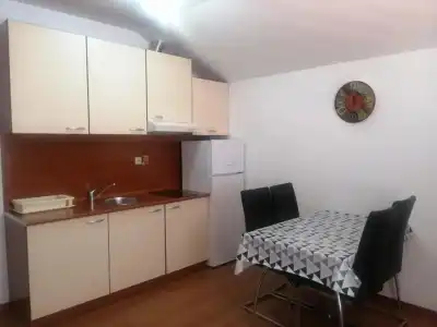 Lyon Apartments - 37