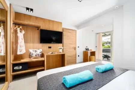 Emily's Luxury Suites - 24