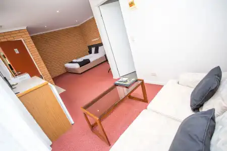 Blue Whale Motor Inn & Apartments - 0