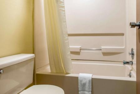 Quality Inn Columbus-East - 7