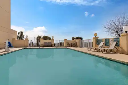 La Quinta Inn & Suites by Wyndham El Paso East - 10