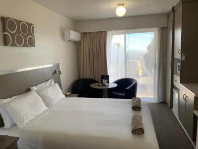 Adina Place Motel Apartments - 13