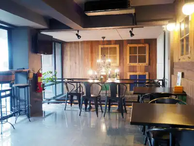 The Arak Bed Bar and Hostel - 11