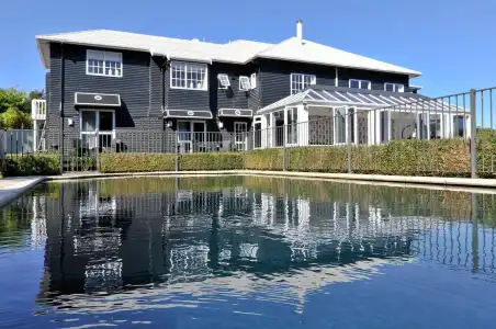 Black Swan Lakeside Boutique - 18