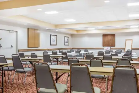 Ramada Macon - 13