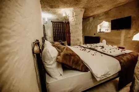 Romantic Cave - 113