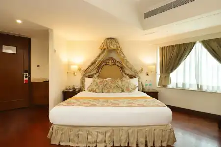 The Royal Plaza - 7