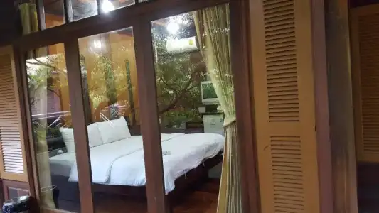 Ruean Mai Chai Khlong - 4