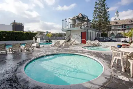 Castle Inn and Suites - 10