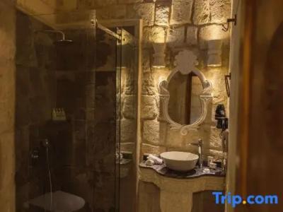 Solo Cave Suites - 212