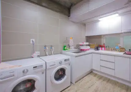KW Hongdae Line Hostel - 20