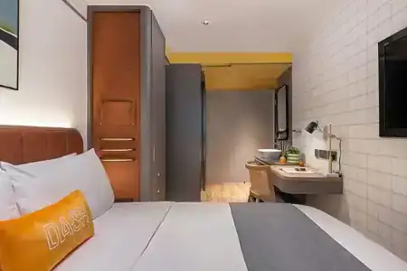Dash Living On Hollywood - 104