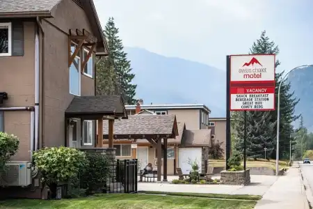 Swiss Chalet Motel - 31