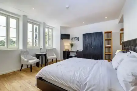 Dolphin Suites - 37