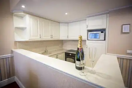 Queen's Court & Residence - 61