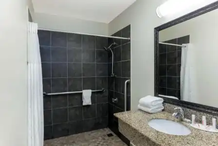 Super 8 by Wyndham San Diego Circle - 25