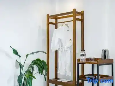 Dali Irvine Boutique - 29