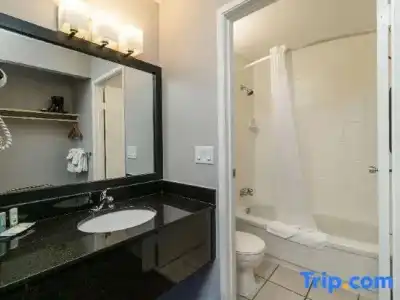Quality Inn & Suites - 26