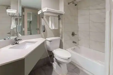 Days Inn & Suites by Wyndham Albany - 8